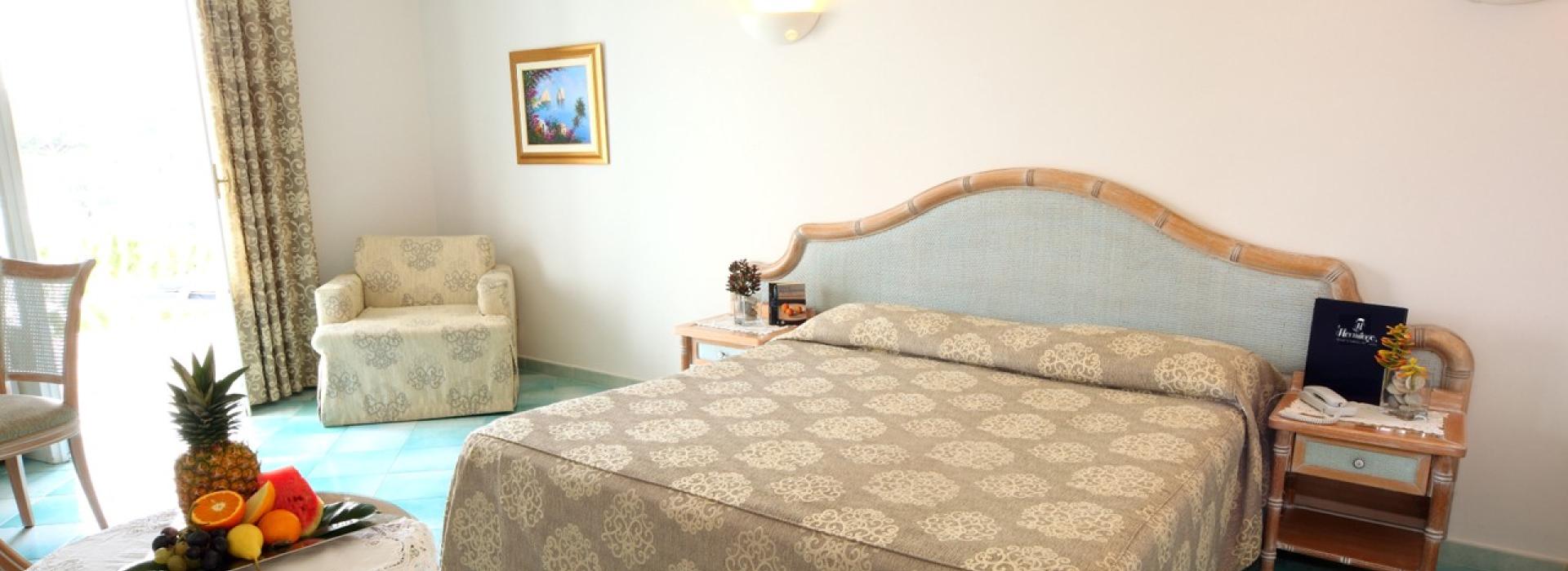 Camera luminosa con letto matrimoniale e frutta fresca.