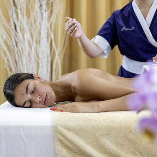 Trattamento viso con apparecchiature estetiche in un centro di bellezza.