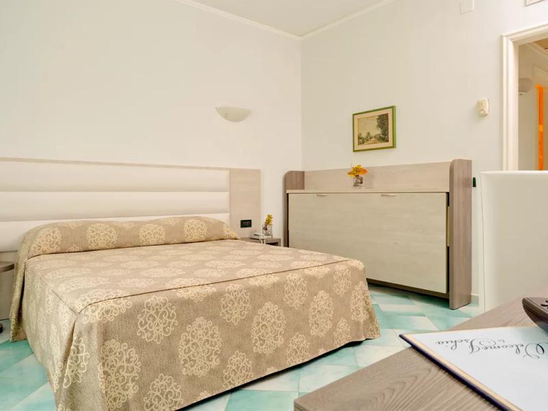 Camera da letto accogliente con letto matrimoniale e arredo semplice.
