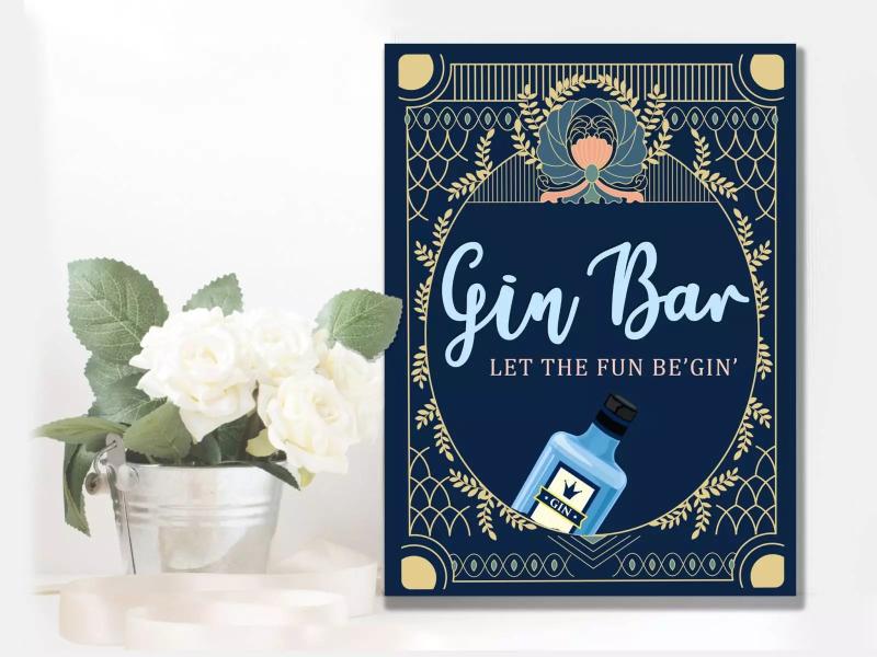 Cartello decorativo Gin Bar con bottiglia, fiori bianchi in vaso di metallo.