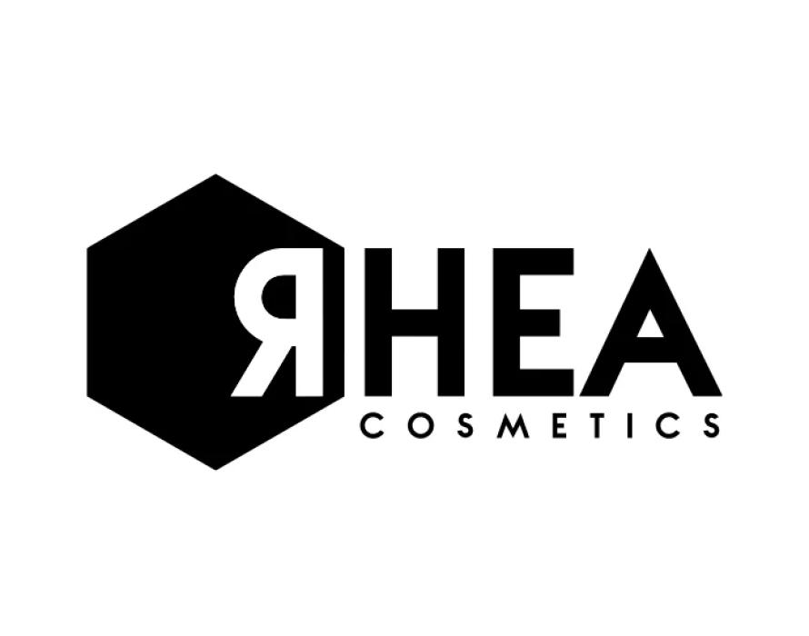 Logo di Rhea Cosmetics con design moderno e minimalista in bianco e nero.